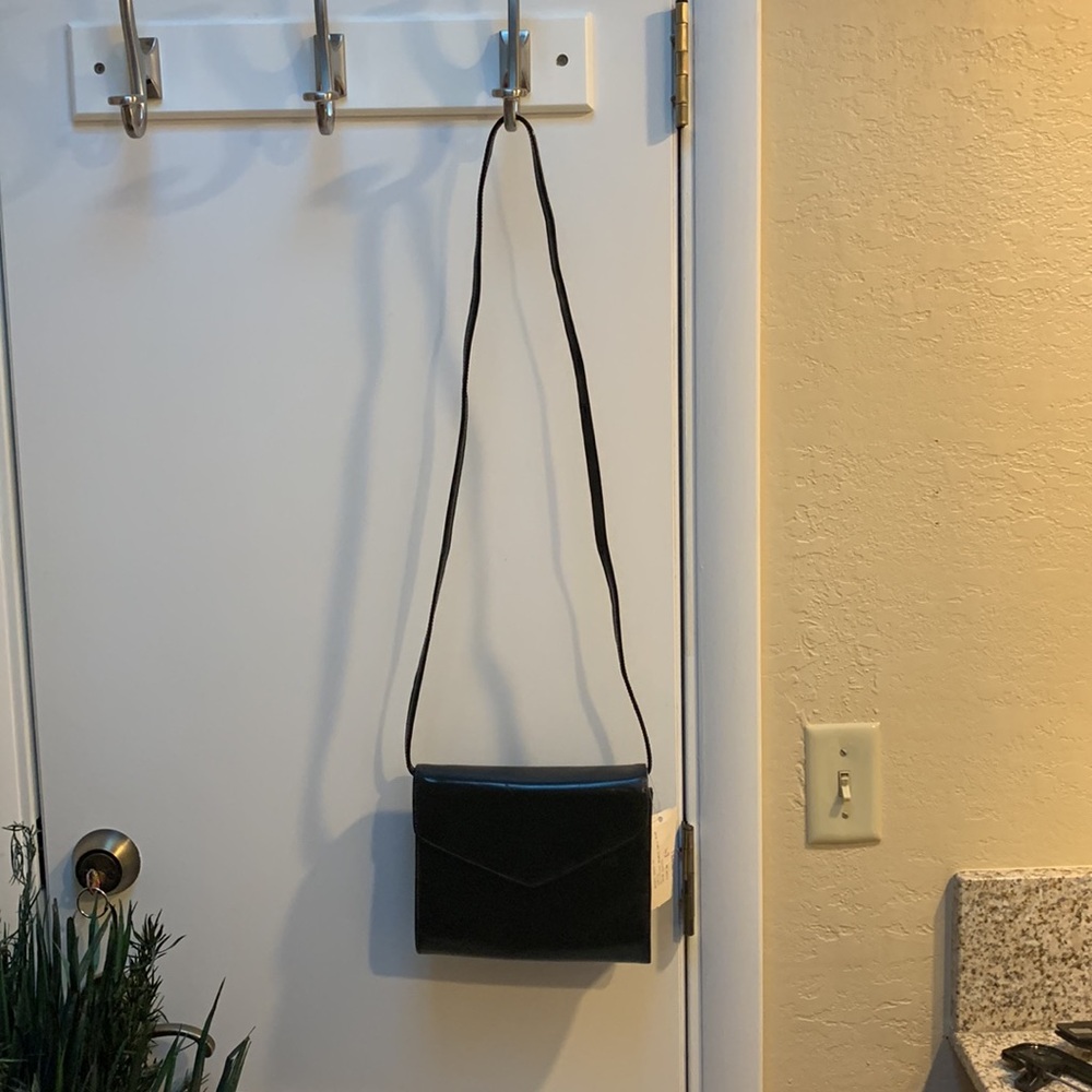 VanEli Elegant Black Leather Crossbody Bag - Picture 2 of 7